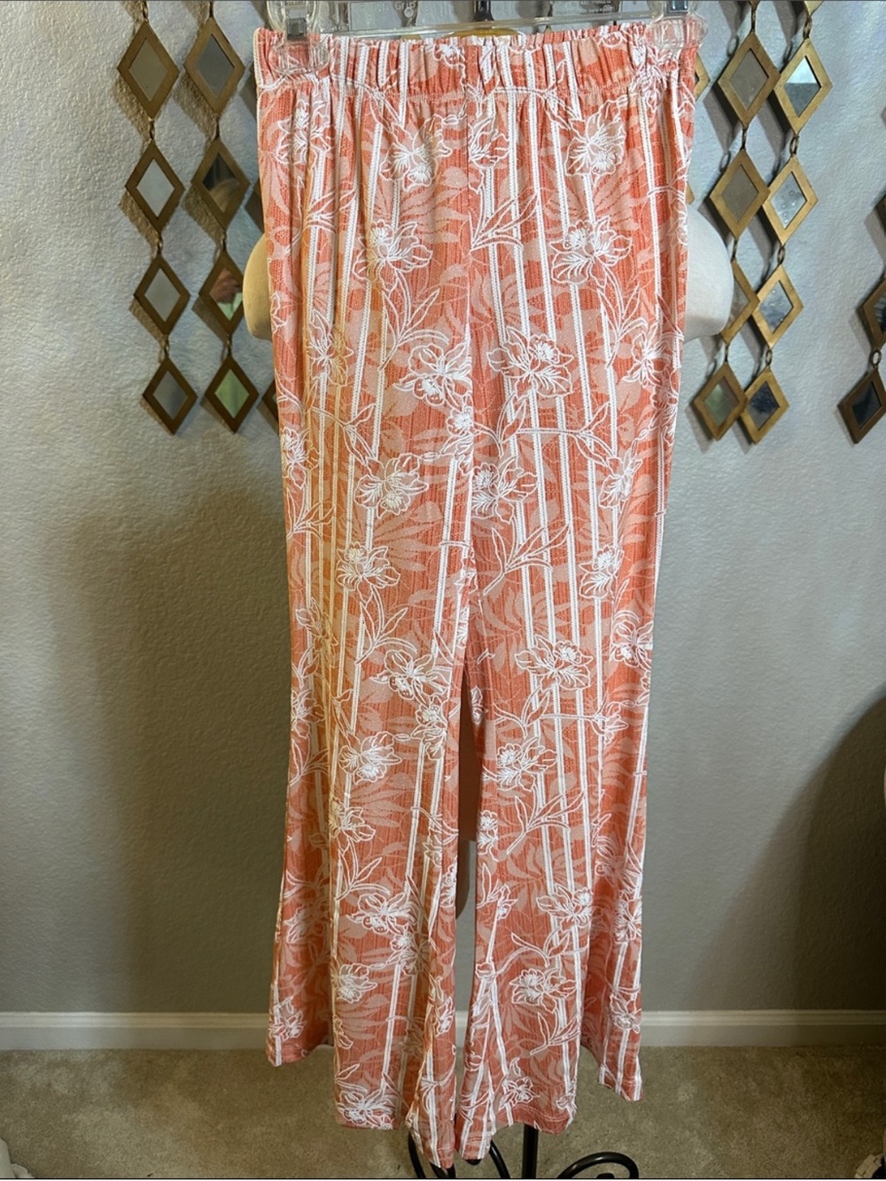 💞 Floral Coral Boot‑Cut Pants with White Print NWT - Picture 5 of 6